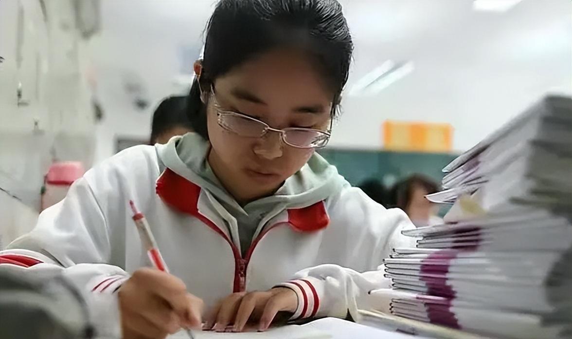 女生淡定查分 考出高中三年最高分