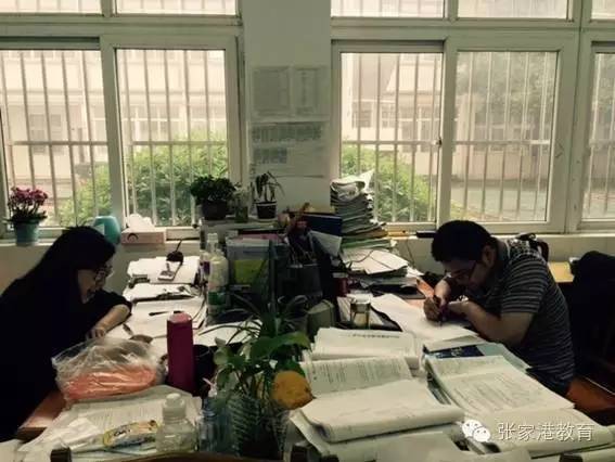 高考出分瞬间，教师办公室的沸腾时刻