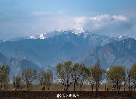 一座巨型雪山过境北京，自然奇观与城市生活的交响曲