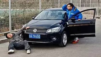 警惕碰瓷新套路，肉碰改车碰