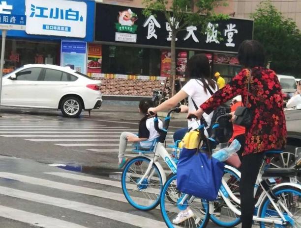 男子将20万礼金遗落共享单车车篮里，一次意外的教训与温暖人心的故事