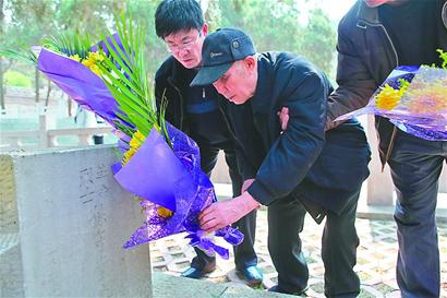 老人时隔80年终于见到烈士父兄