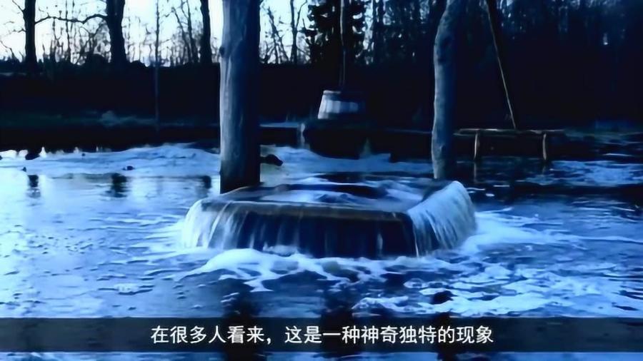 波兰小镇奇观，喷泉遭闪电劈中，迸发橙紫强光