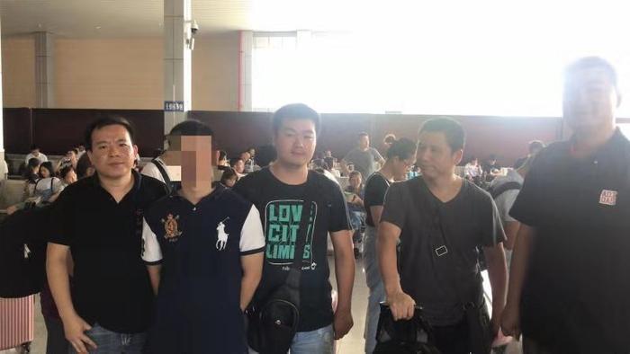 女孩向警察借手机刷单 民警识破骗局