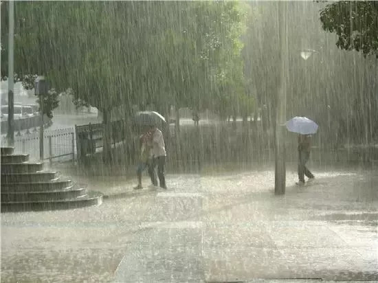 6名摩友躲雨被索要每人20元避雨费，一场意外的雨中交易