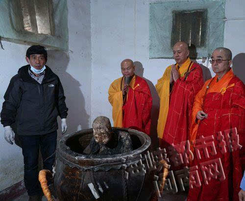 博物馆回应工地挖出僧人圆寂坐缸容器