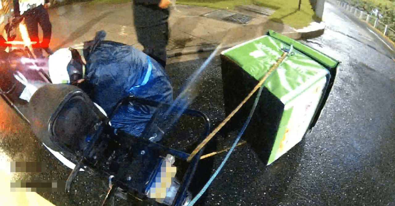 雨中的温暖，外卖小哥与路人的接力故事
