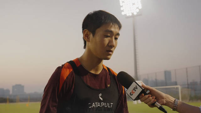 足球小将钟予哲如愿见到韦世豪，梦想照进现实的瞬间