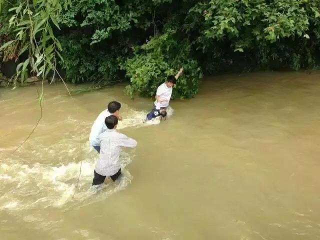 悲剧一幕，南宁女子街道上被湍急水流冲走